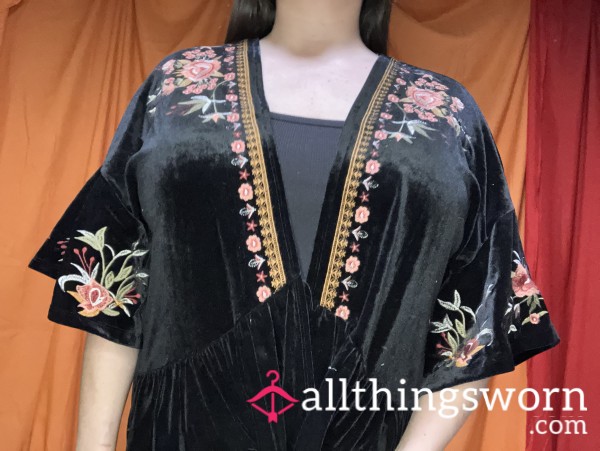 Medium Felt Flor*l Black Pullover