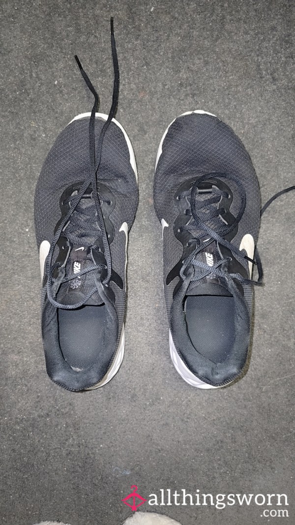 Mens Nike Sneakers Size 11.5us