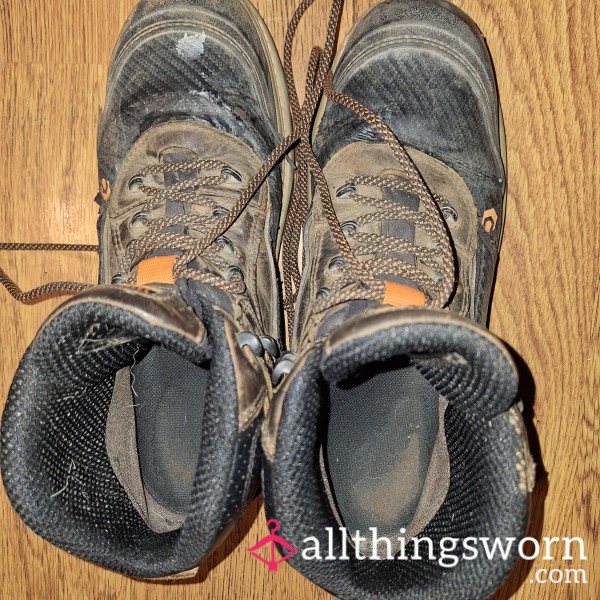 Mens Work Boots Atleast 2 Years Old, SUPER STINKY & Ready To Ship. IM ALWAYS WILLING TO MAKE A GOOD DEAL