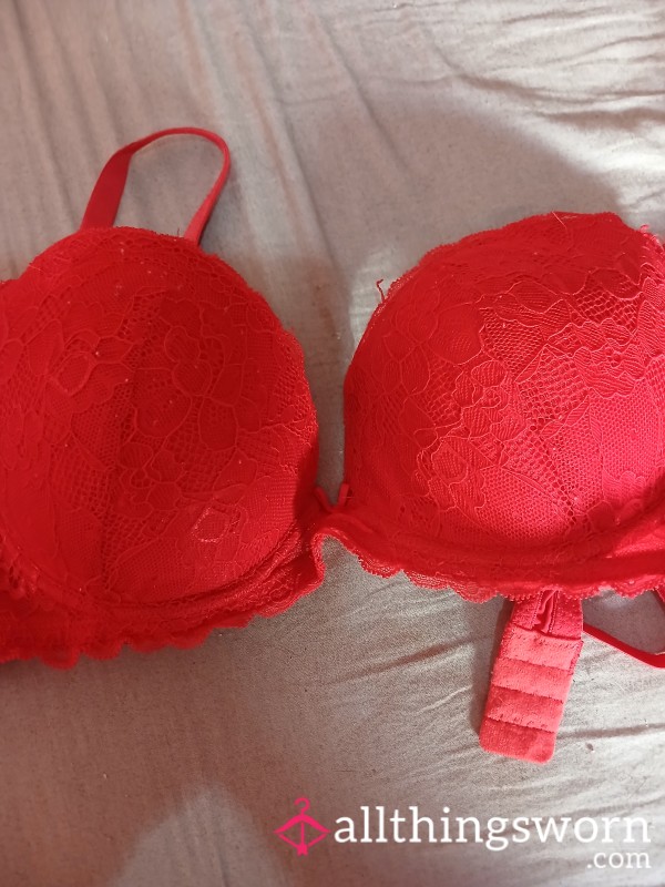 Mi Erótico Sujetador Rojo Para Ti.