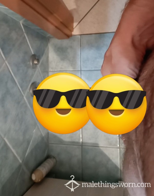 Mi Faccio Una Sega In Bagno - Handjob In Bath