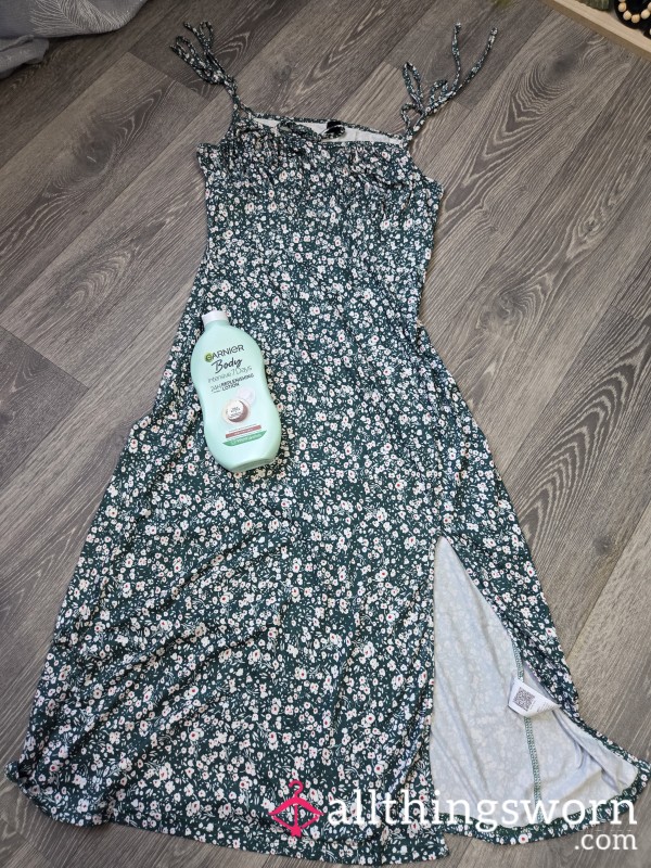 MIDI GREEN FLOWERS DRESS WITH ONE LEG OUT. SIZE S-L +BODY LOTION