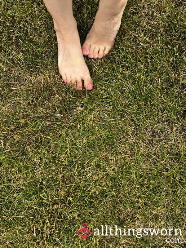 Milf Painted Toes In Gra**