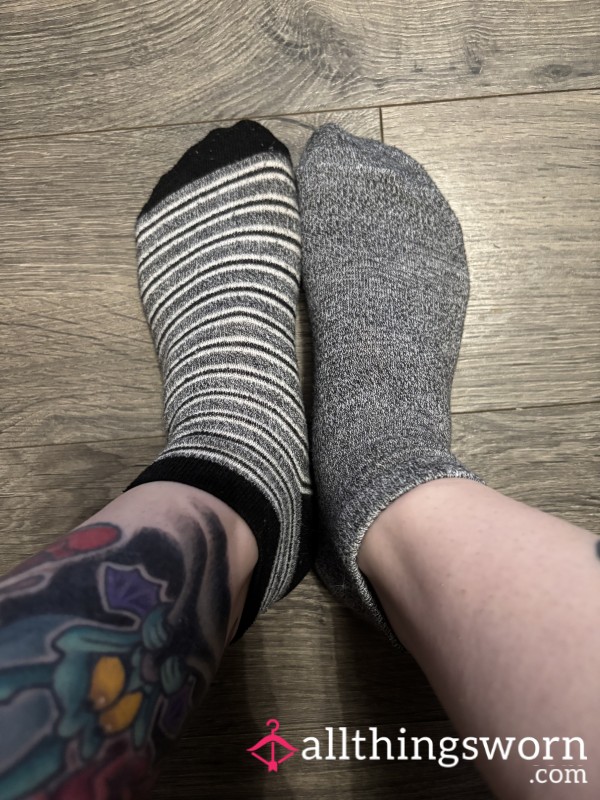 Mismatch Grey And Black Ankle Socks