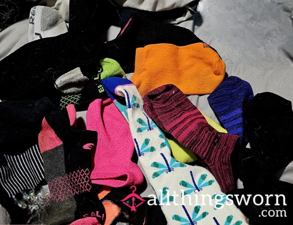 Mismatched Socks!🧦🧦**Includes Shipping