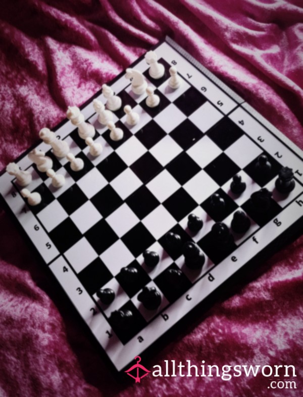 Miss Nightmare's Hypnotic Chess Game's ♟️
