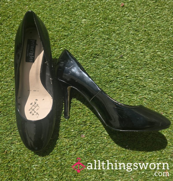 Miss's Cla**room Pumps - Worn Black Patent Courts UK 5