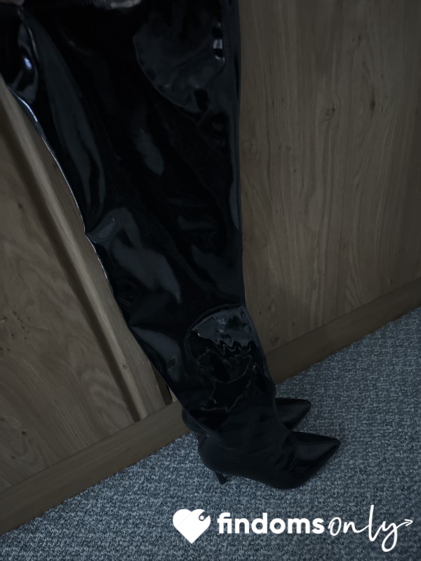 Mistress Ca**ie In Her True Form