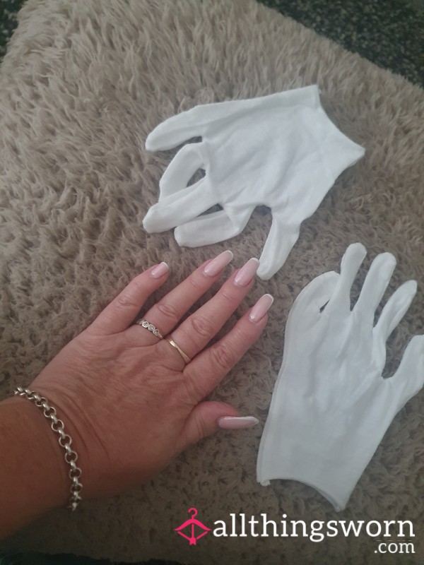 Moisture Gloves To Wipe Sunbed Sweat.