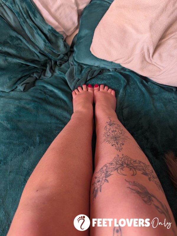 Moisturise My Legs And Feet With Me