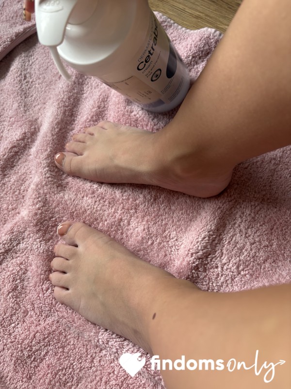 Moisturise My Petite Feet With Me