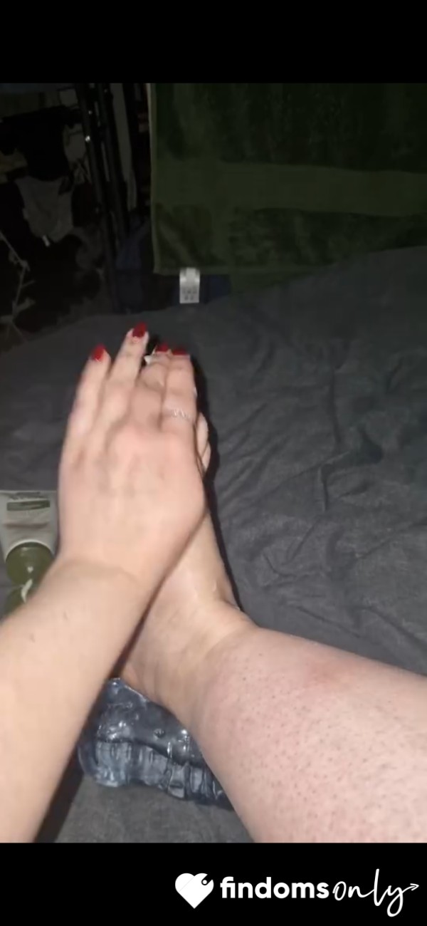 Moisturising And Rubbing My Perfect Tiny Feet 🤤🤤🧁