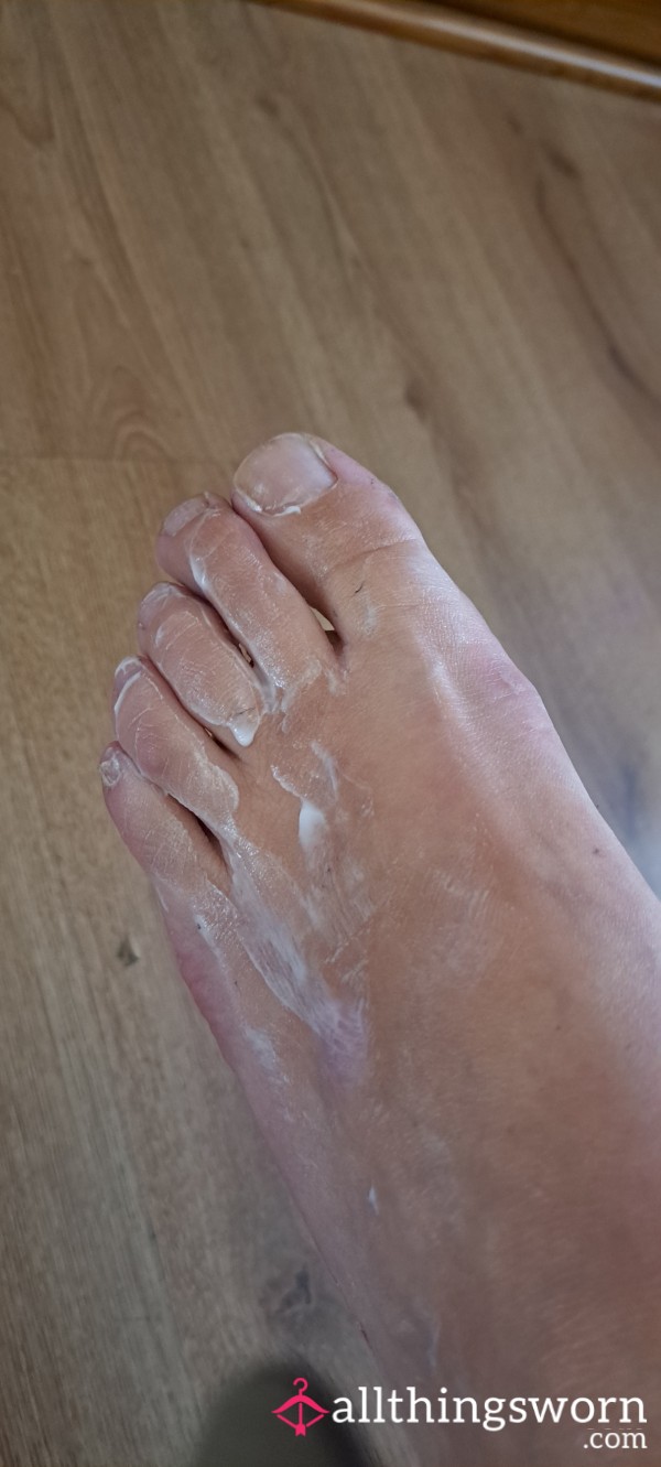Moisturising My Toes 😏