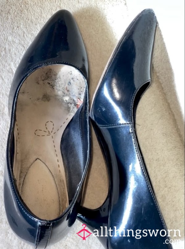Musky Worn Black Leather Pumps