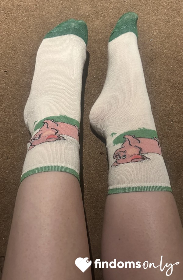 My Foot Piggies Wish You Could Be This Close To My Feet 🦶🐷 Worship My S**y Feet And Socks 🧦