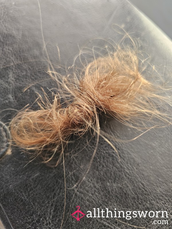 MY LUSCIOUS RED HAIR REMOVED FROM MY BRUSH THIS WEEK 🔥 READY TO BE CAREFULLY PACKAGED JUST FOR YOU TO HAVE A PIECE OF ME 💋💌