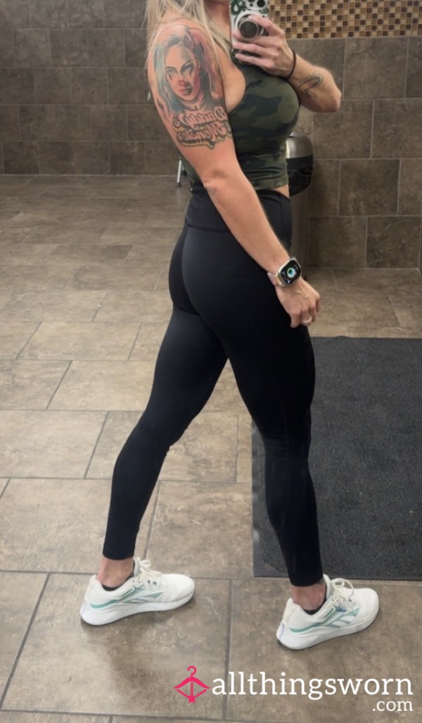 My Pu**y Leaked Through These Leggings While I Was Working Legs—mixed With Sweat, It’s A Whole C*cktail. Bra’s Drenched In Titty Sweat Too. Who’s Nasty Enough To Buy Them?