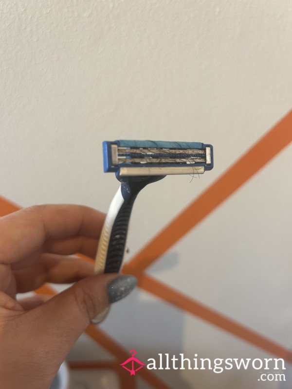 My Pu**y Razor ….. With Some Pu**y Hairs …