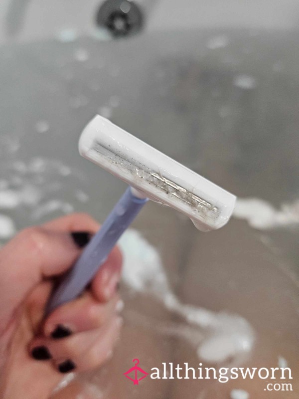 My Razor That I Have Just Shaved My 🐈 With And My Legs