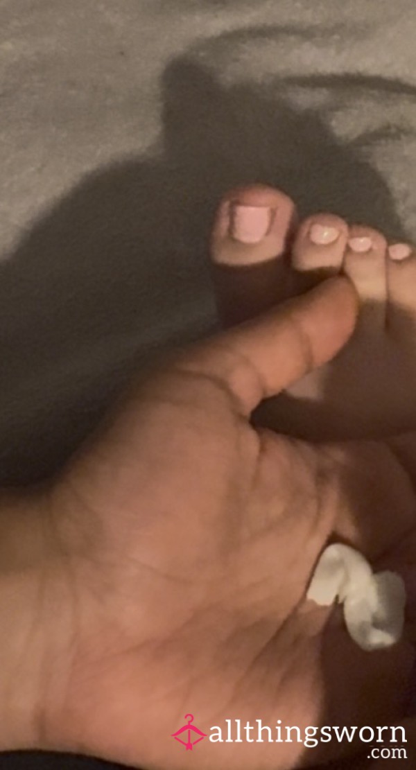 My Toes Are Curling Just Thinking About This🫦 In This Video, I Melt Into My Bed As Skilled Hands Worship My Feet, You’ll See Every Slow, Deliberate Stroke As Lotion Is Smoothed Over My Arches