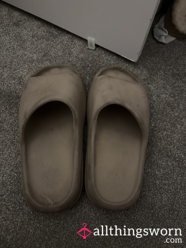 MY VERY DIRTY AND SMELLY YEEZY SLIDES