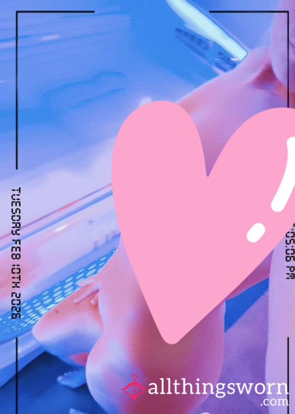 Naked Pu**y Show In The Sunbed Shop