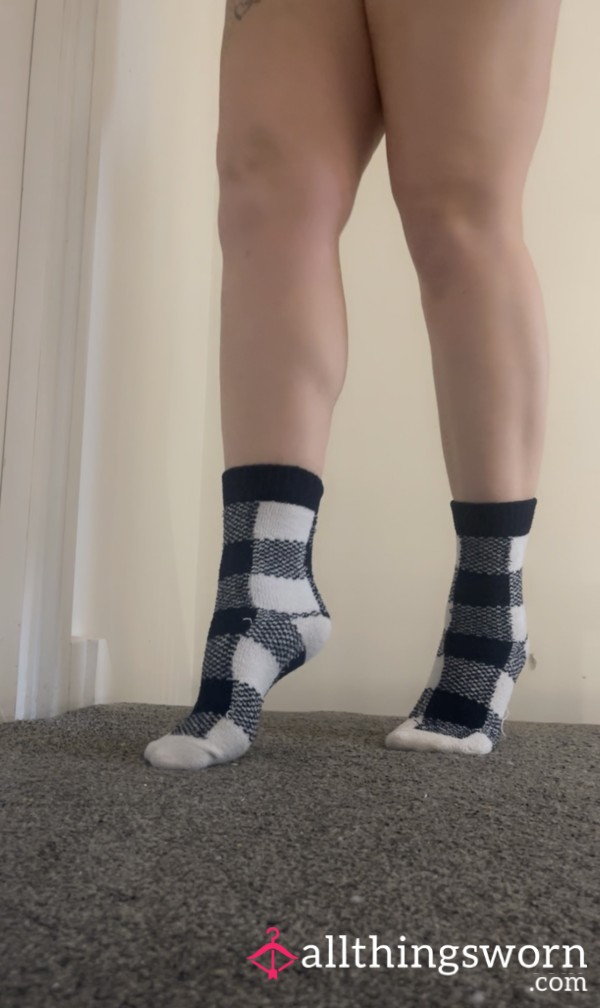 Navy And White Checkered Fluffy Socks / Worn Fuzzy Socks / Toe And Heel Colour Block Socks / Sweaty Comfort Socks / Feet Warmers / Cozy Socks / Foot Lovers Dream 📦 UK Delivery Included / 🌍 In
