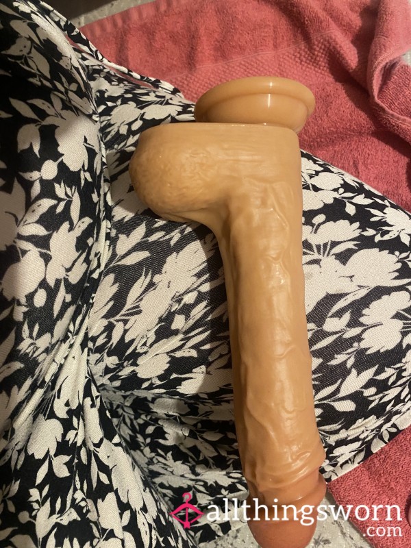 New Toy Play A**l And Wet Pu**y With Realistic Di**o