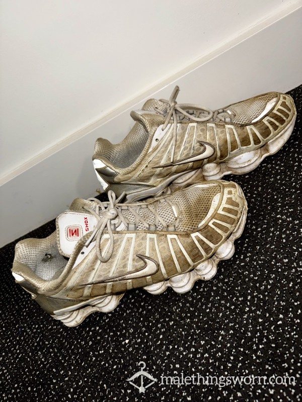 NIKE SHOX WHITE UK9 (pi*s STAINED/USED/SMELLY)