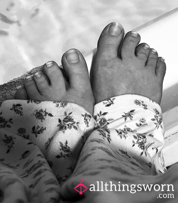 Noir Bathtub P**ts & Leg Pics