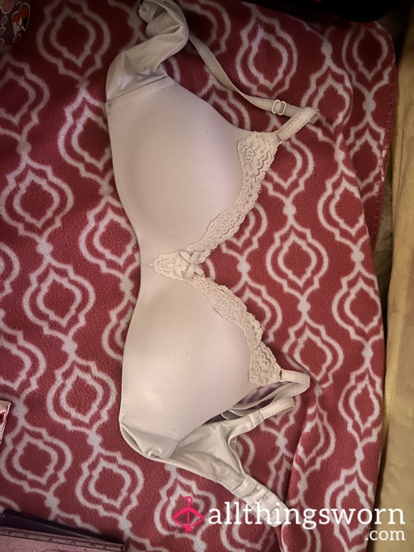 Off White Cute Bra With Bow