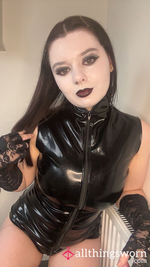 OH NO - Bella’s Zip Came Down