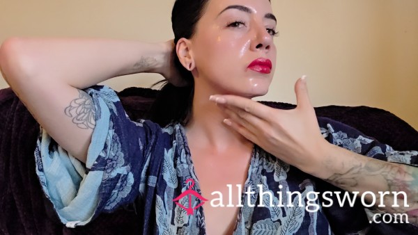 Oiling My Face, Neck And Decolletage For 4 Minutes