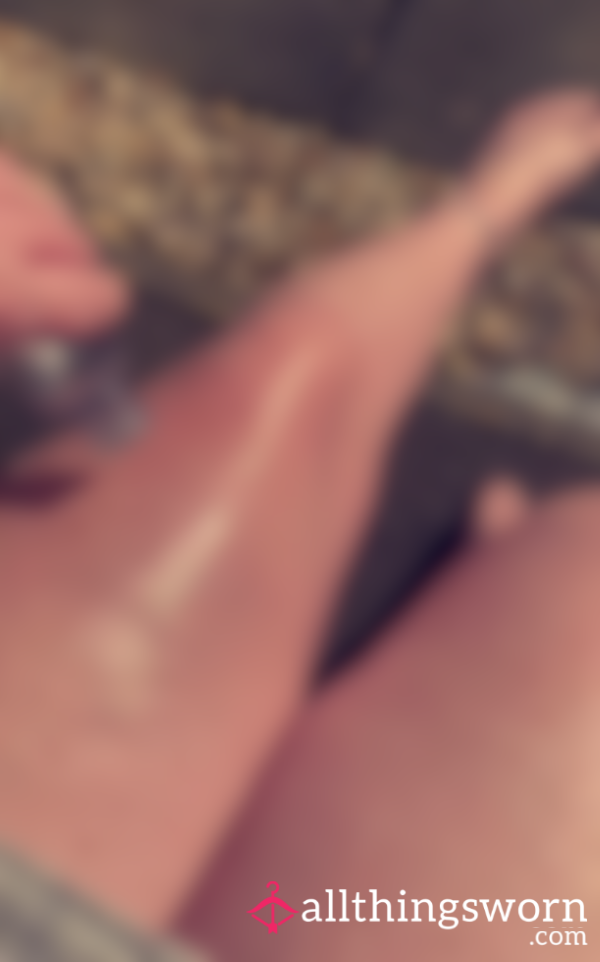 Oiling My Legs 🥵