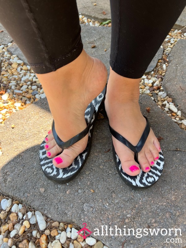 🩴 Old Well Worn Black And White Flip Flops Sandals 🩴