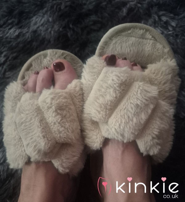 Open Toe Furry Slippers Worn Everywhere