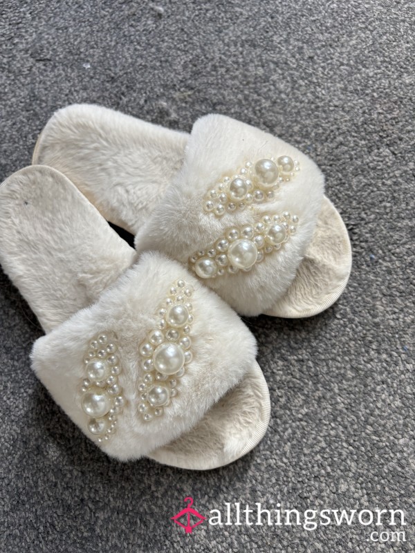 Open Toe Well Worn Fluffy Slippers