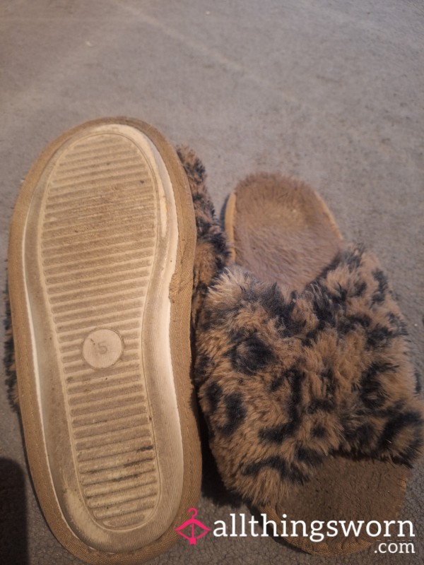 Size 5 Opentoe Used Slippers Animal Print