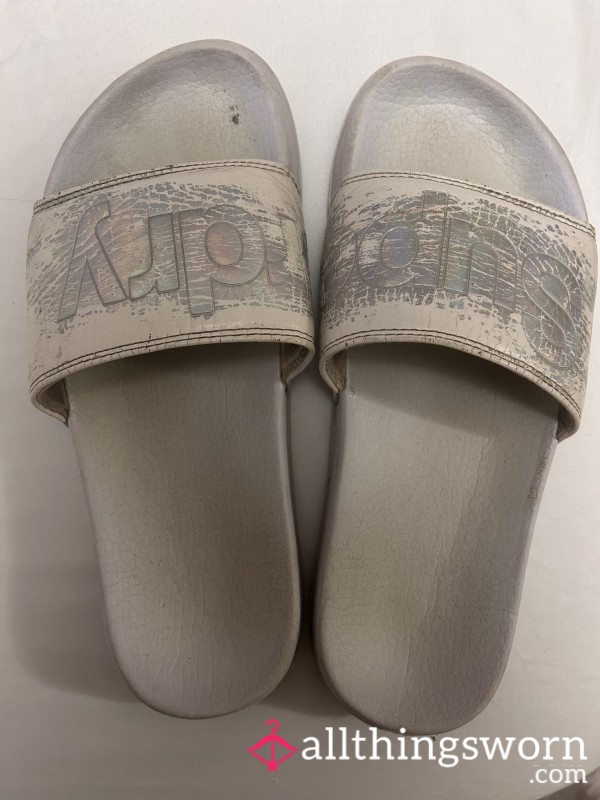 OVER 8 YEARS WORTH OF WEAR, C*m GET THESE DINGY WHITE SUPERDRY SLIDERS!