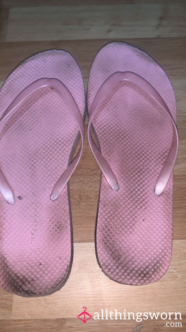 Overly Worn Slip On Sandals 🩴