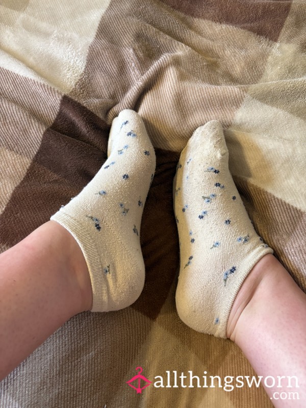 Pale Yellow Flor*l Ankle Socks