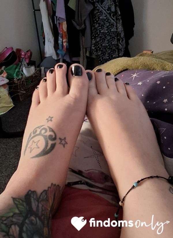 Pamper A Goth Mummys Feet