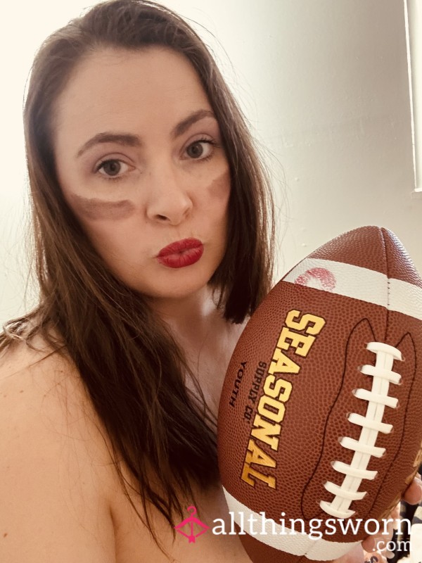 Perfect Coverage 😏🏈 – Tight End Tease, Lingerie Football Photoshoot