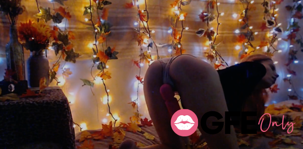 Petite Girl Makes Herself C*m