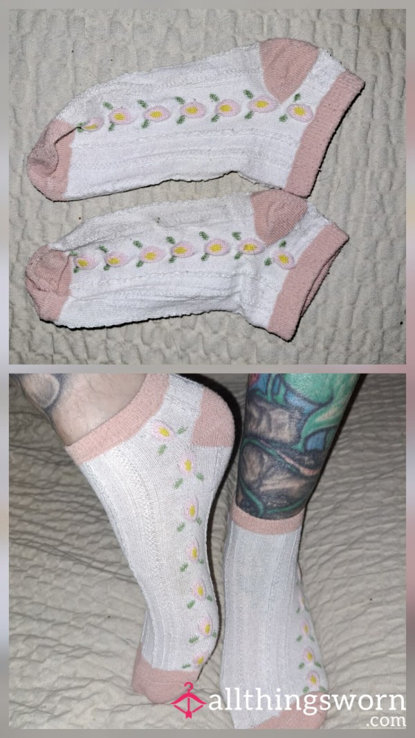 Pink And White Flor*l Ankle Socks