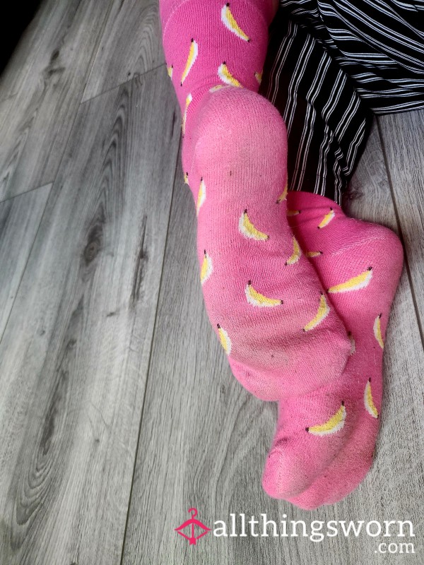 🧦 Pink Banana Socks – Worn & Warm Just For You 🍌