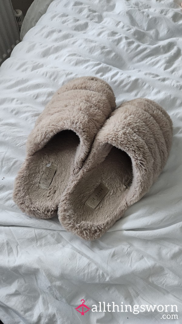 Pink Fluffy Very Worn Slippers 🌸👣