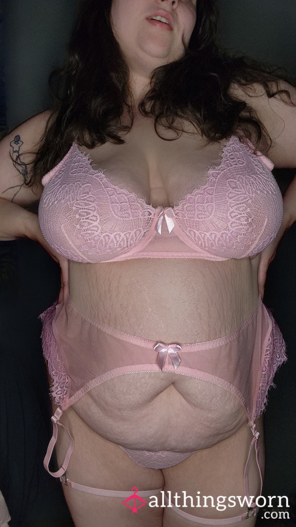 Pink Lace Lingerie Set Worn By A Curvy Girl