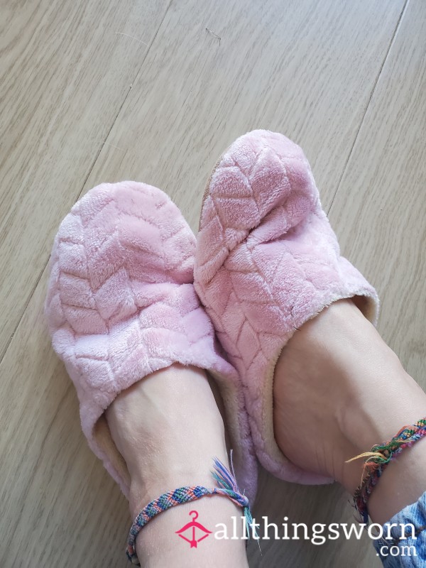 Pink Material Soft Bottomed Smelly Well Worn Slippers