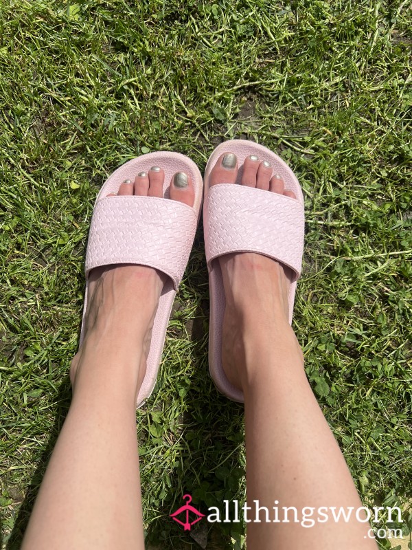 Worn Pink Slippers / Sliders